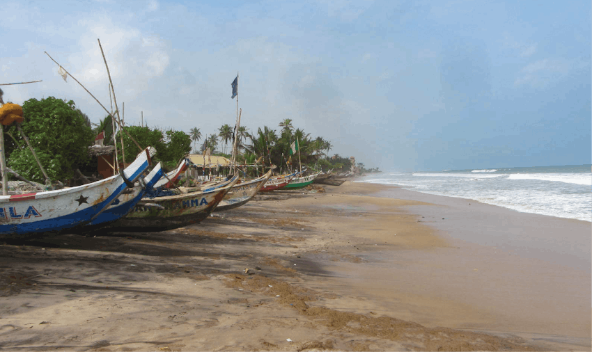 Volunteer in Ghana, boats on the beach