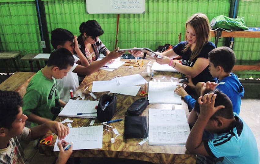 Hannah Pitts teaching as a volunteer in Costa Rica