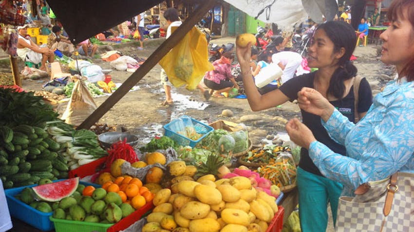 Shopping affordably at the markets in the Philippines as an IVHQ volunteer
