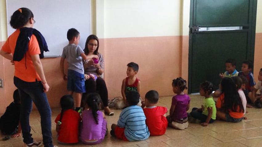 Volunteer teaching a class of young students in Costa Rica with International Volunteer HQ.