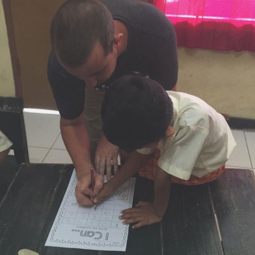 IVHQ volunteer Tyler teaching as an IVHQ volunteer in Bali