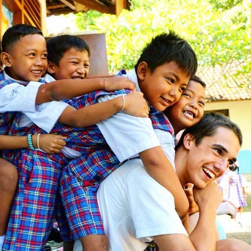 Entertaining children in Bali with IVHQ