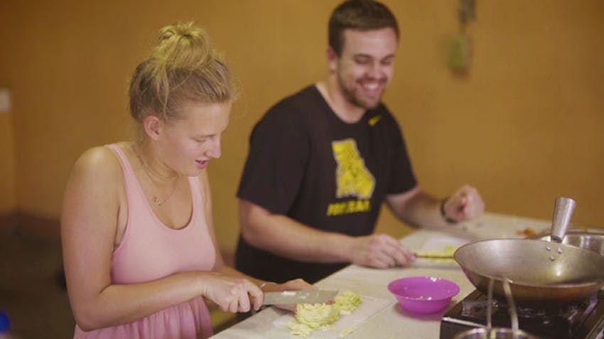 Volunteers enjoy a cooking class in the Philippines with IVHQ