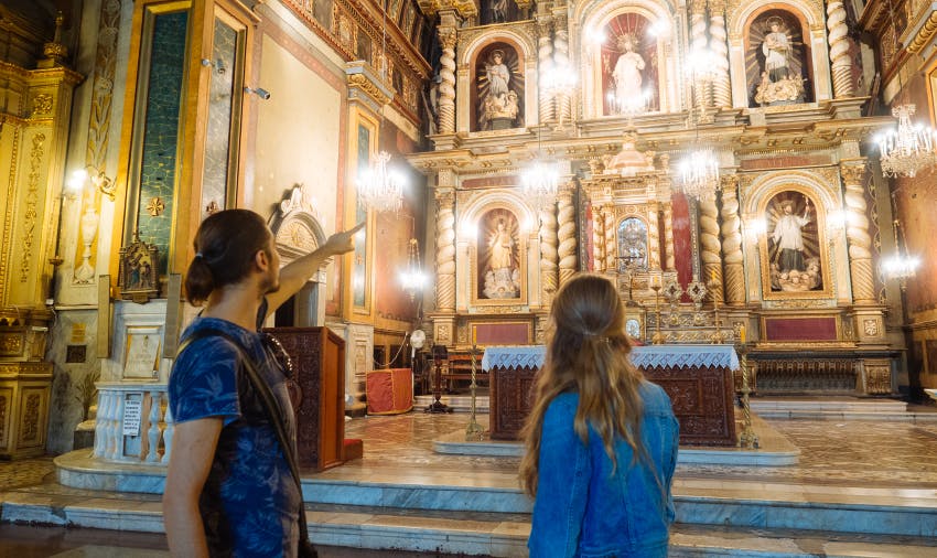 IVHQ volunteer on Cordoba chapel tour