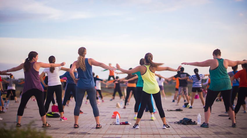 Volunteers enjoy riverside Zumba in their spare time with IVHQ