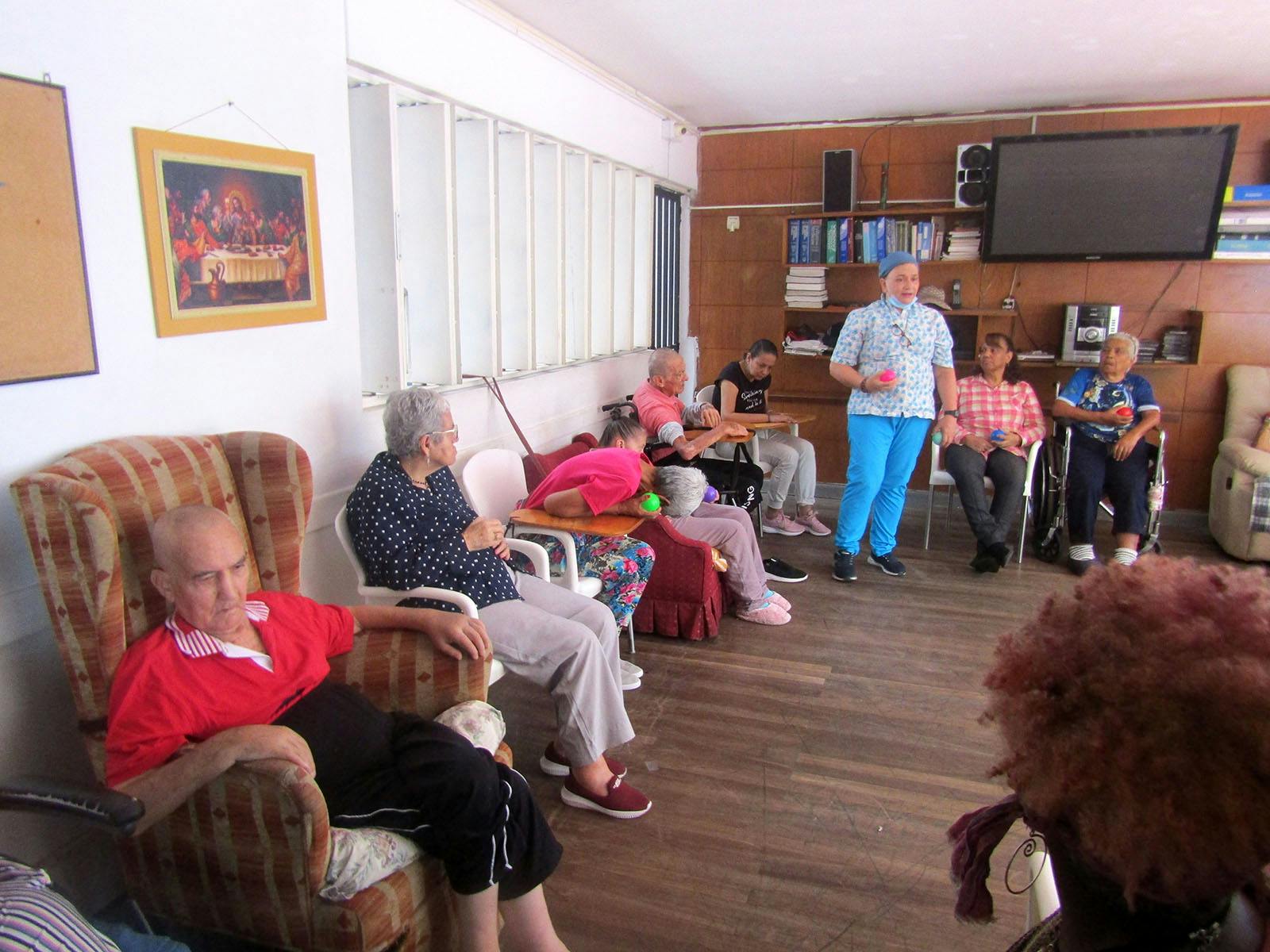 IVHQ Elderly Care volunteers in Medellin, Colombia