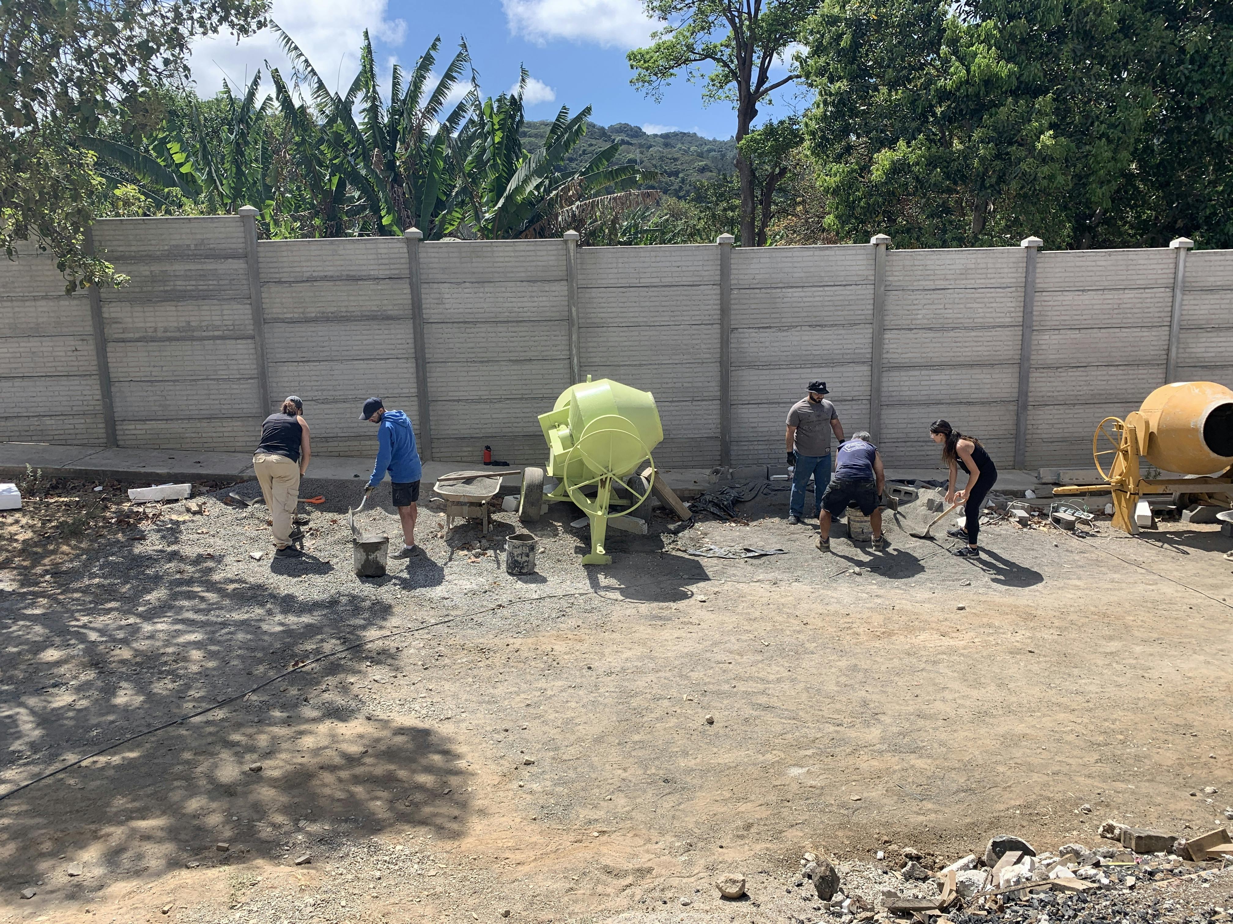 A group of IVHQ Volunteers working on the Construction and Renovation project in Costa Rica - Manuel Antonio