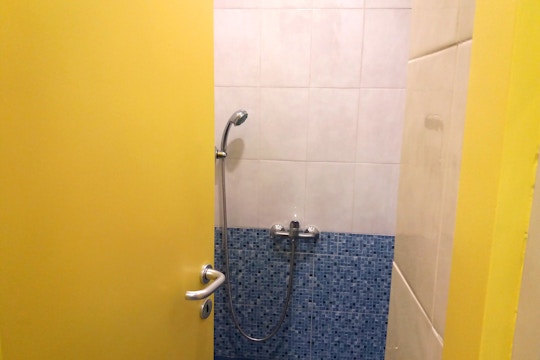 Volunteer accommodation bathroom in Greece, Athens with IVHQ