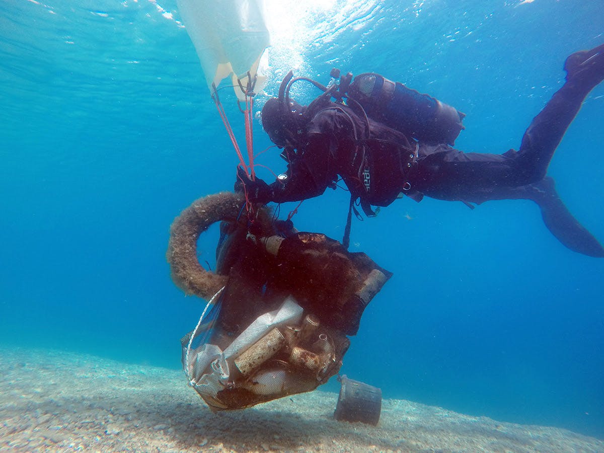 Volunteers working on the IVHQ Marine Conservation project in Greece islands