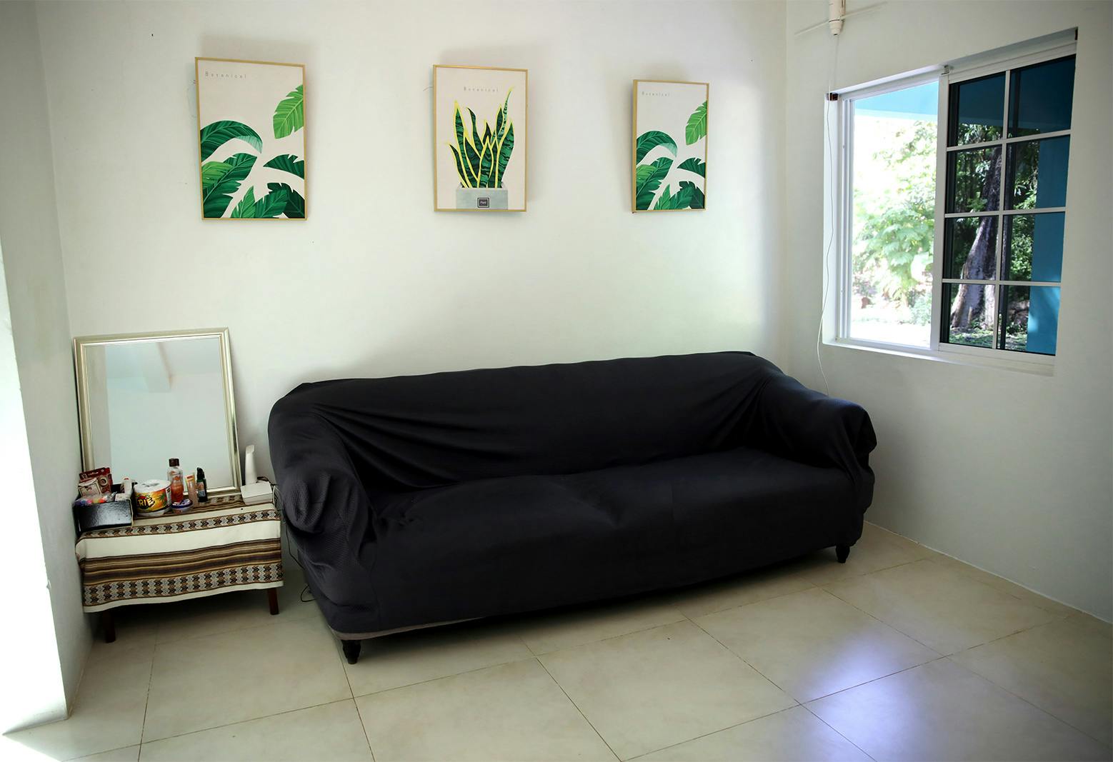 IVHQ Jamaica volunteer living room