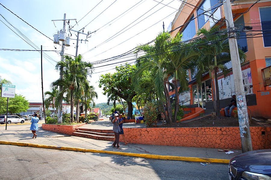 Explore Jamaica street and market in the weekend with IVHQ