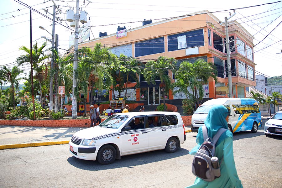 Explore Jamaica street and market in the weekend with IVHQ