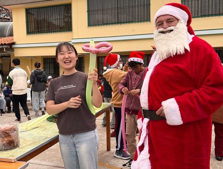 Volunteers on the Holiday Experience project in Cusco, Peru with IVHQ