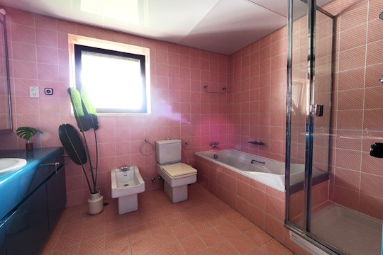 IVHQ volunteer bathroom in Portugal