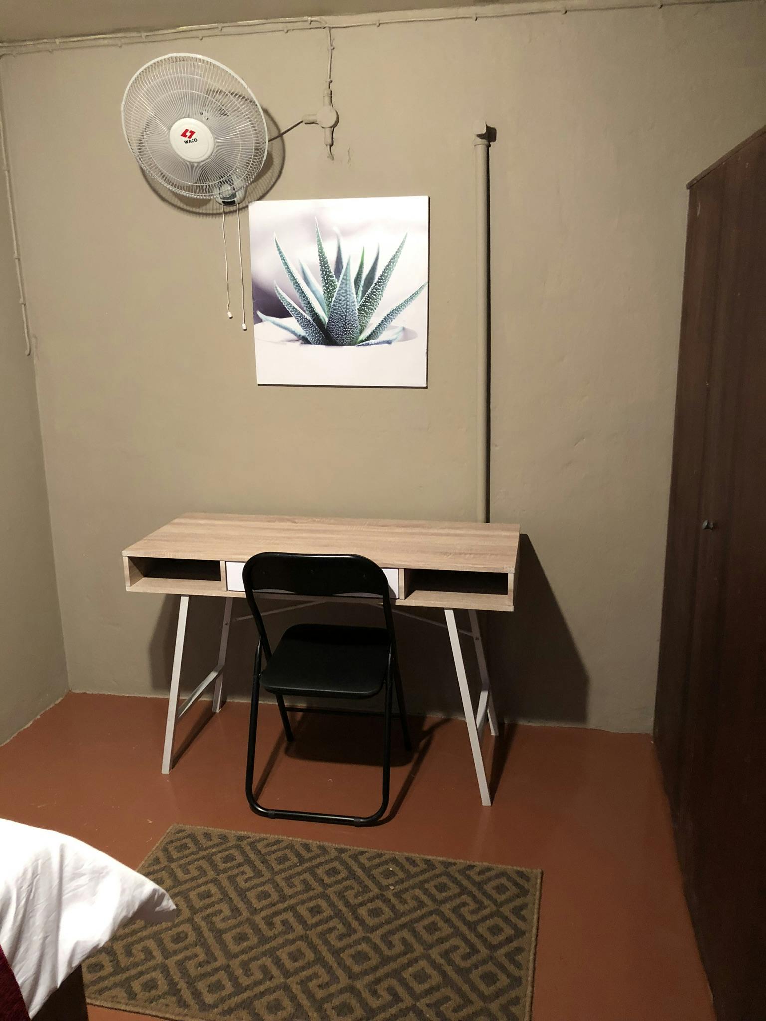 IVHQ wildlife conservation volunteer accommodation single bedroom upgrade table in Kruger National Park, South Africa