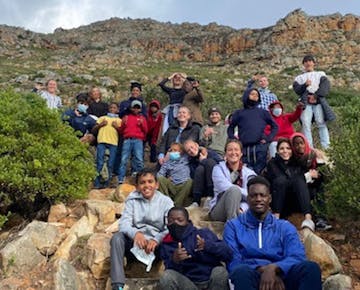 Volunteers and class outdoors on the South Africa IVHQ Teaching project