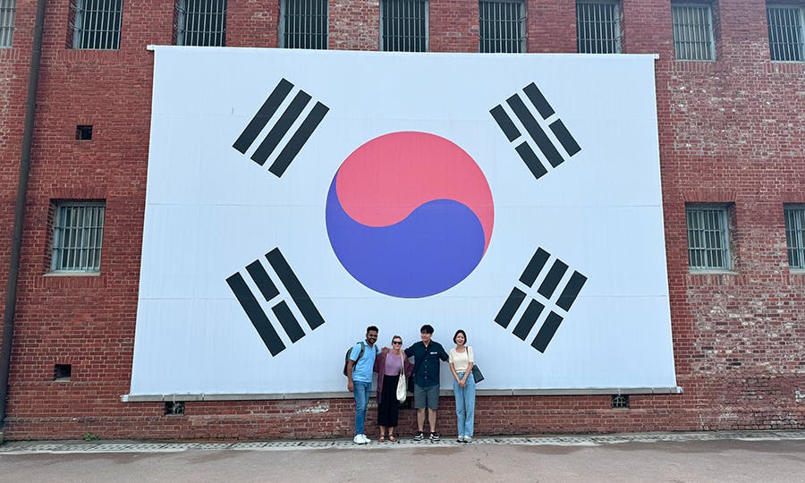 Volunteers exploring Seould in South Korea during their free time at IVHQ