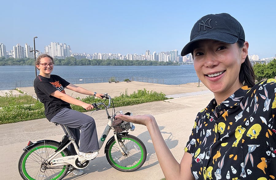 Volunteers having fun in South Korea during their free time at IVHQ