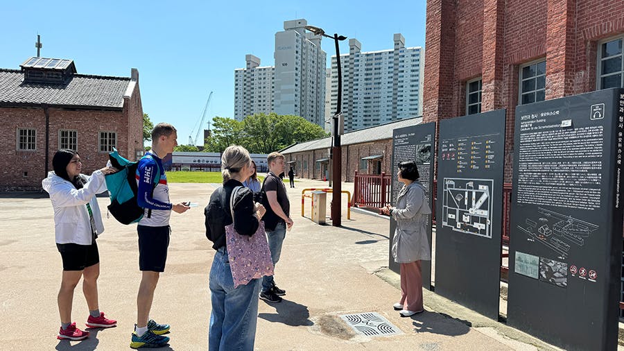 Volunteers site seeing with guide at IVHQ Culture week volunteering in Seoul, South Korea
