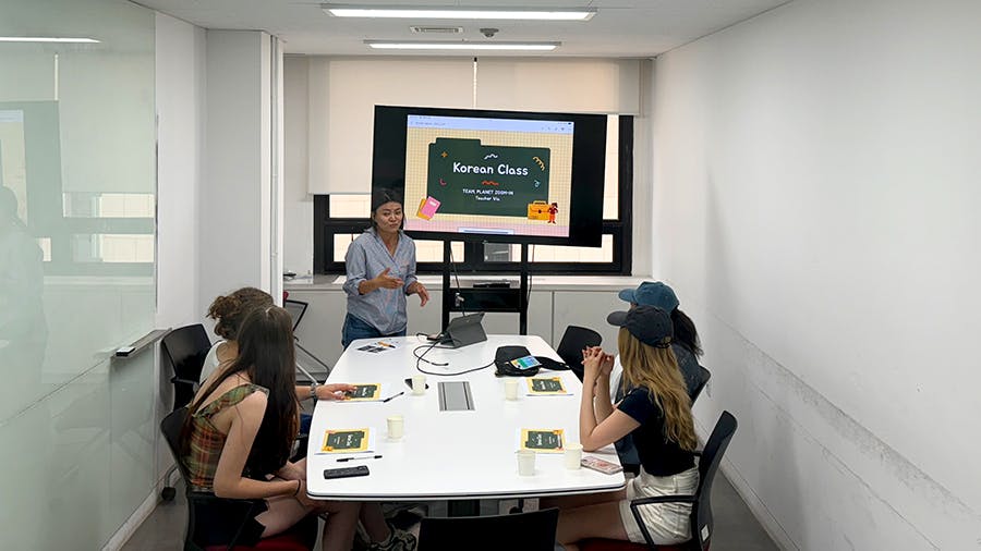 IVHQ volunteers learning at the Korean launguage class at the Culture Week add-on