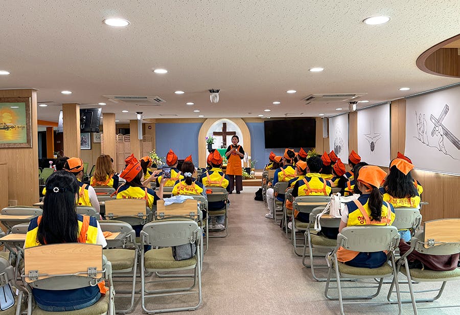 Volunteers orientation at the IVHQ Soup Kitchen volunteer project in Seoul, South Korea