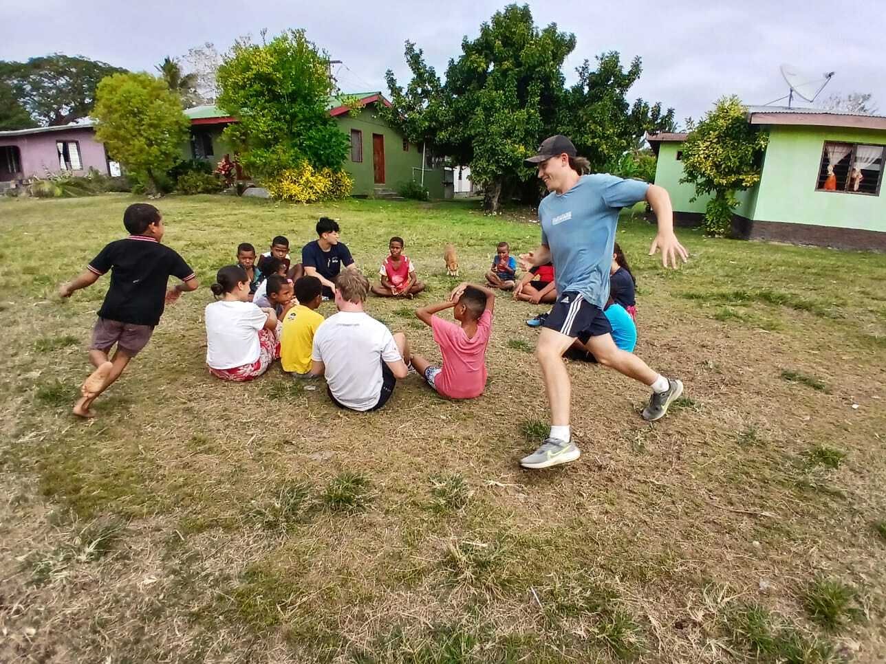 An IVHQ volunteer leading an old favourite ‘Duck Duck Goose!‘