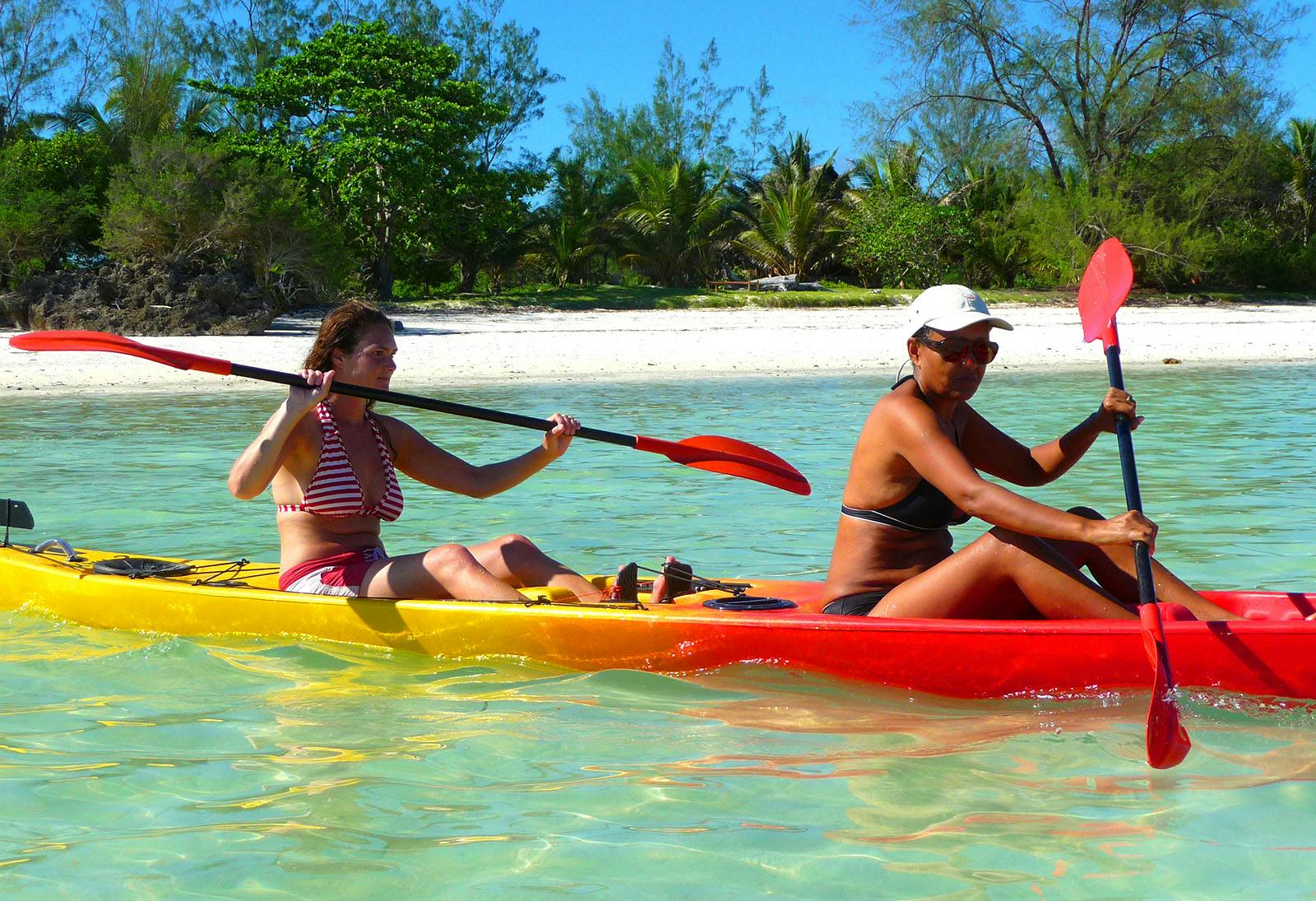 Volunteers kayaking in Zanzibar with IVHQ