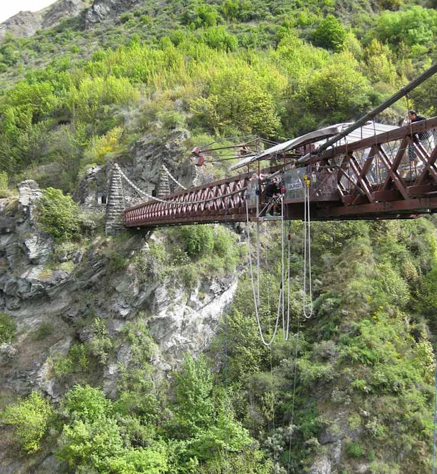 Bungy jumping in New Zealand with IVHQ