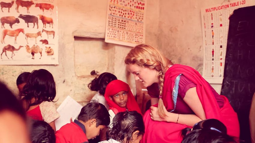 A volunteer teacher in India with IVHQ