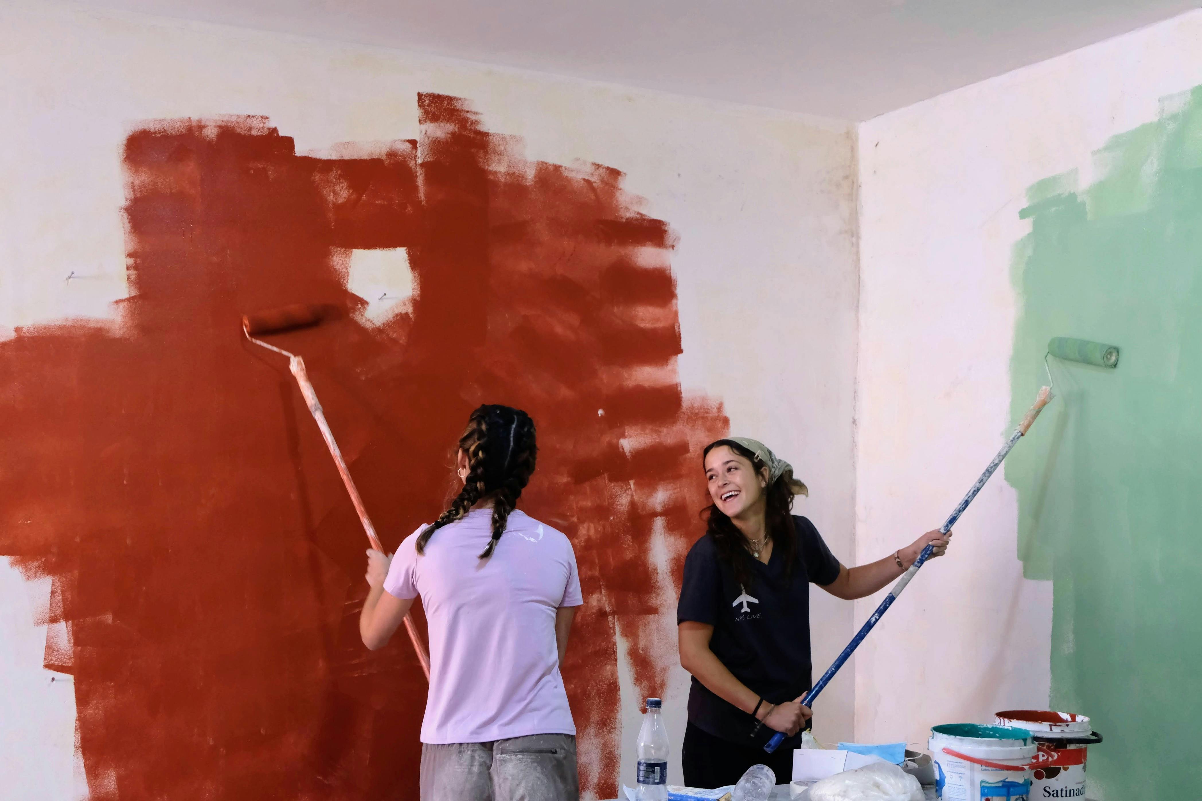 IVHQ volunteers working in the Construction and Renovation placement in Costa Rica - Manuel Antonio.