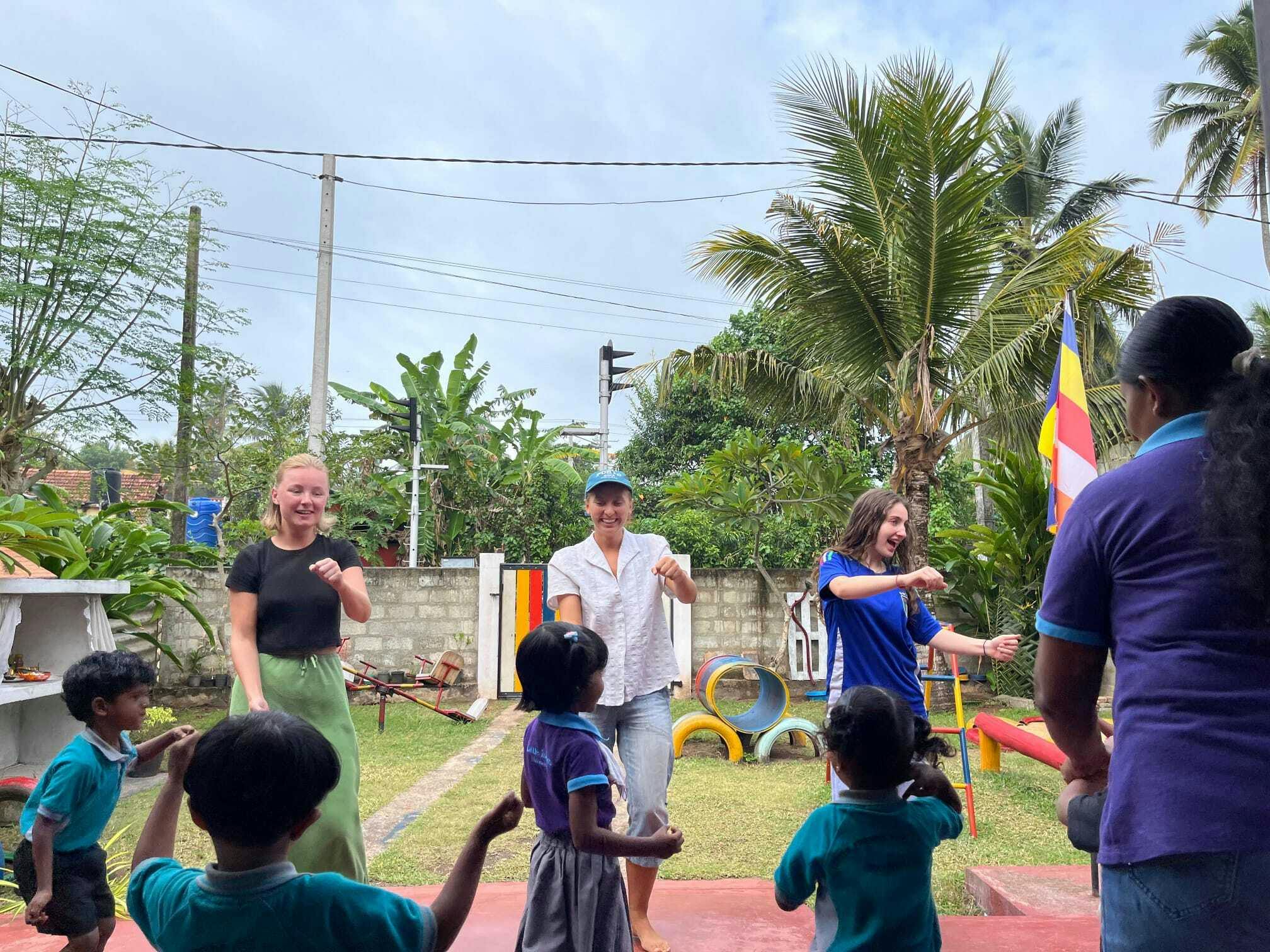 IVHQ Volunteers teaching local children a popular English song ‘Wheels on the bus‘ at the Hikkaduwa placement