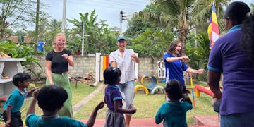 IVHQ Volunteers teaching local children a popular English song ‘Wheels on the bus‘ at the Hikkaduwa placement